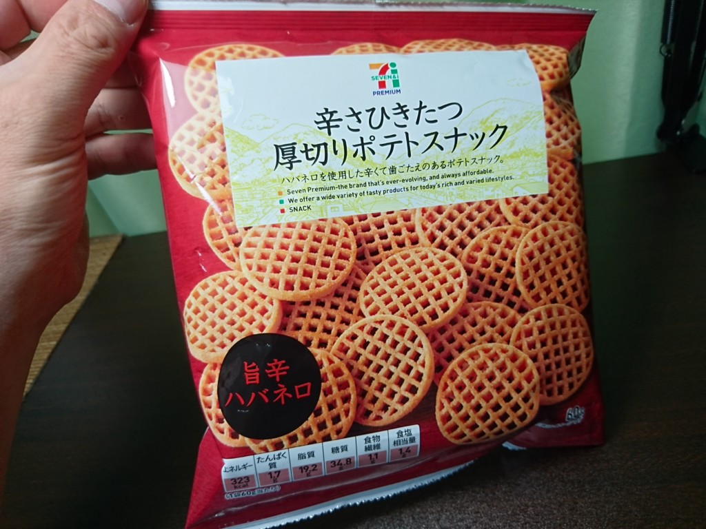 辛さひきたつ厚切りポテトスナック セブンプレミアム あみじゃがみたいで辛さは弱め たべ呑あそ